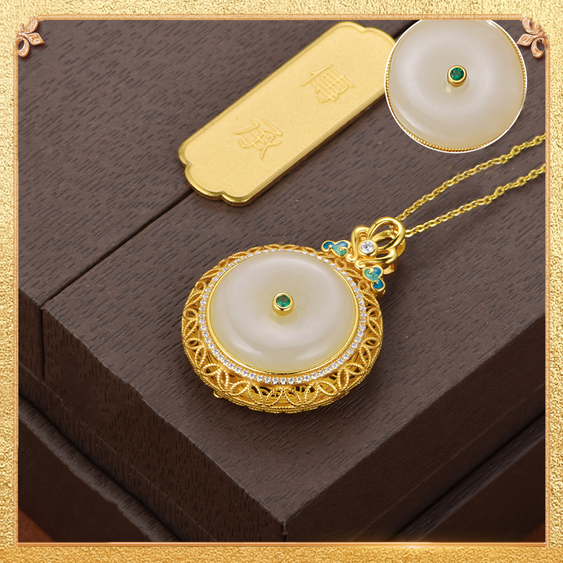 display of the Chang'E pendant 