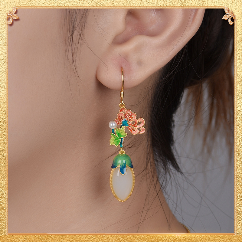 the try-on effect of the winter chrysanthemum earrings 
