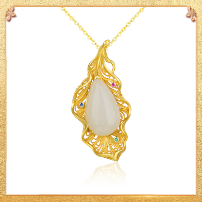 close-up shot display of the autumn leaves pendant