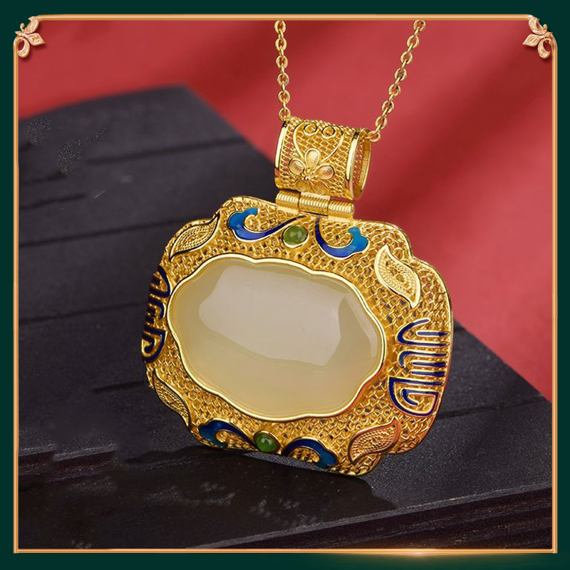 the third display of the oblong ruyi pendant