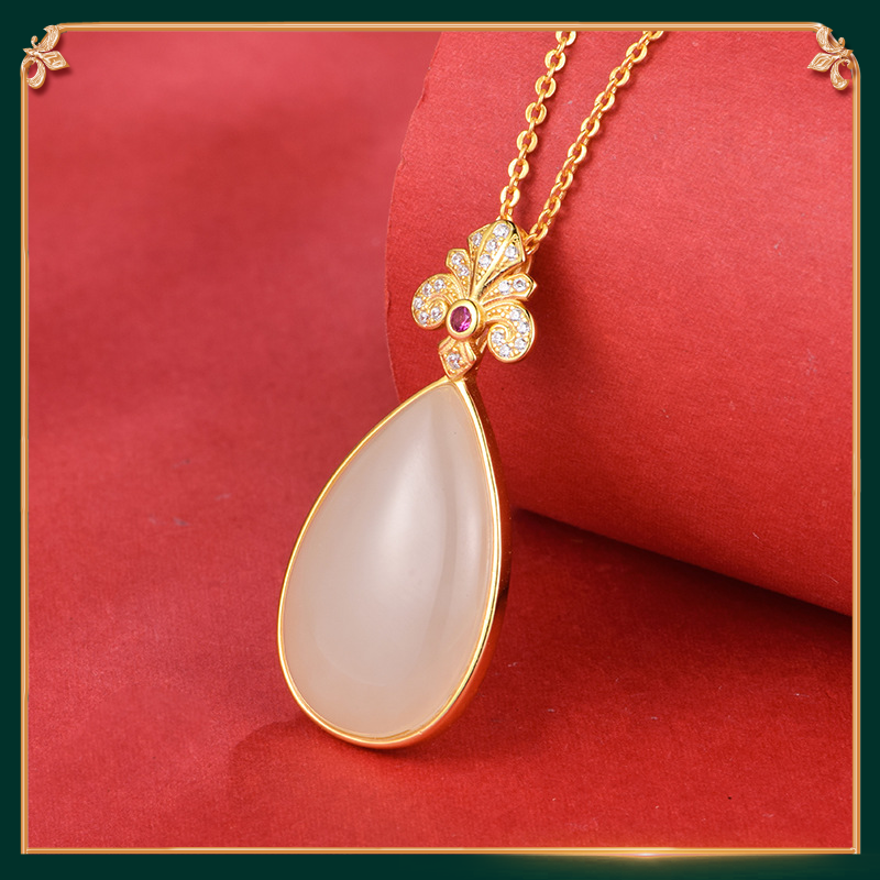 the second display of the pearl-like jade pendant