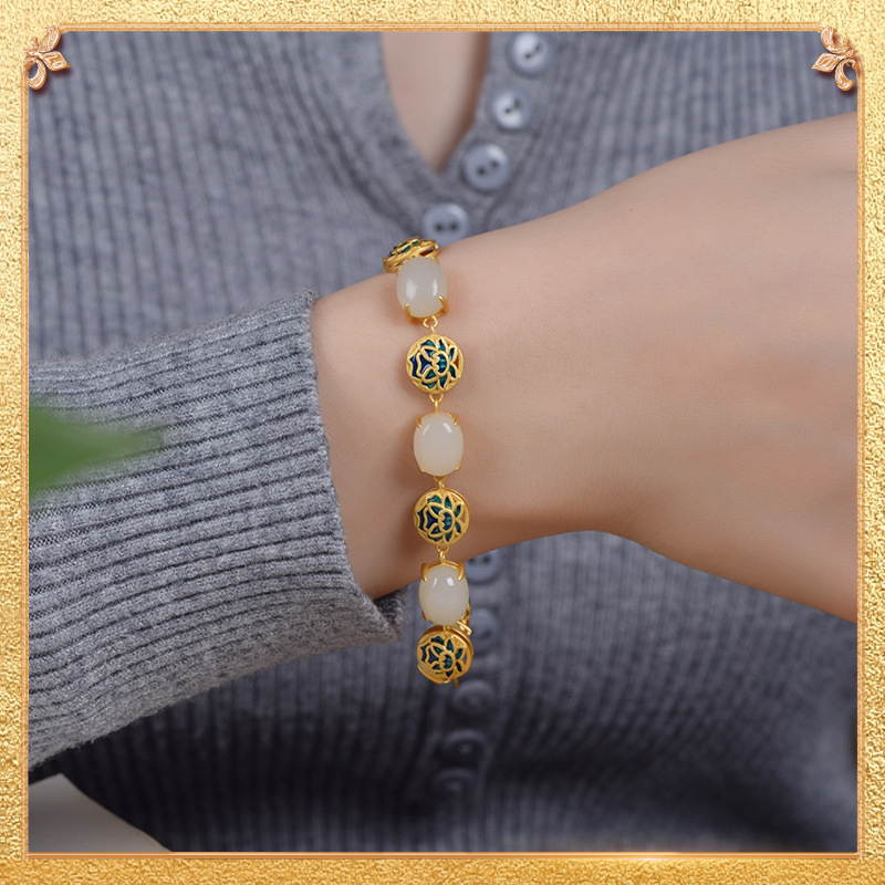 the try-on effect of the lotus-pick bracelet is very nice