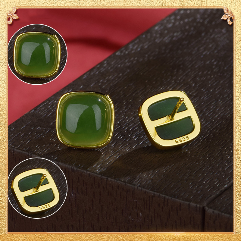 Detail display of the cube sugar  ear studs