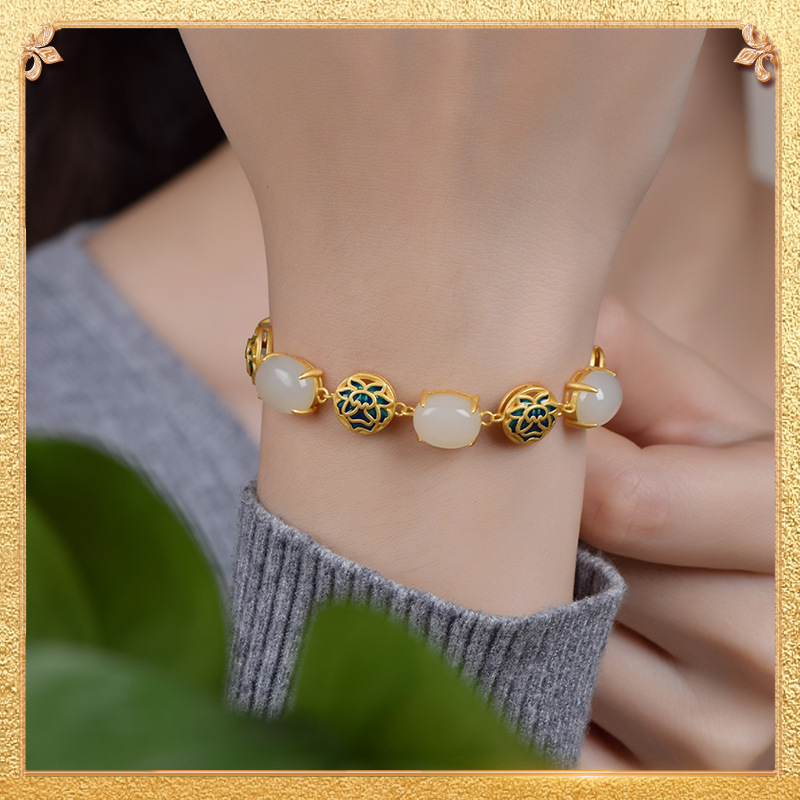 the try-on effect of the lotus-pick bracelet