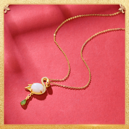 the third display of the swan pendant