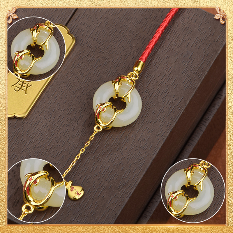 detail display of the dolphin bracelet