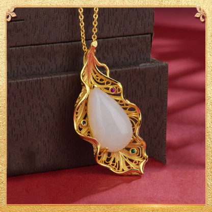 display of the autumn leaves pendant