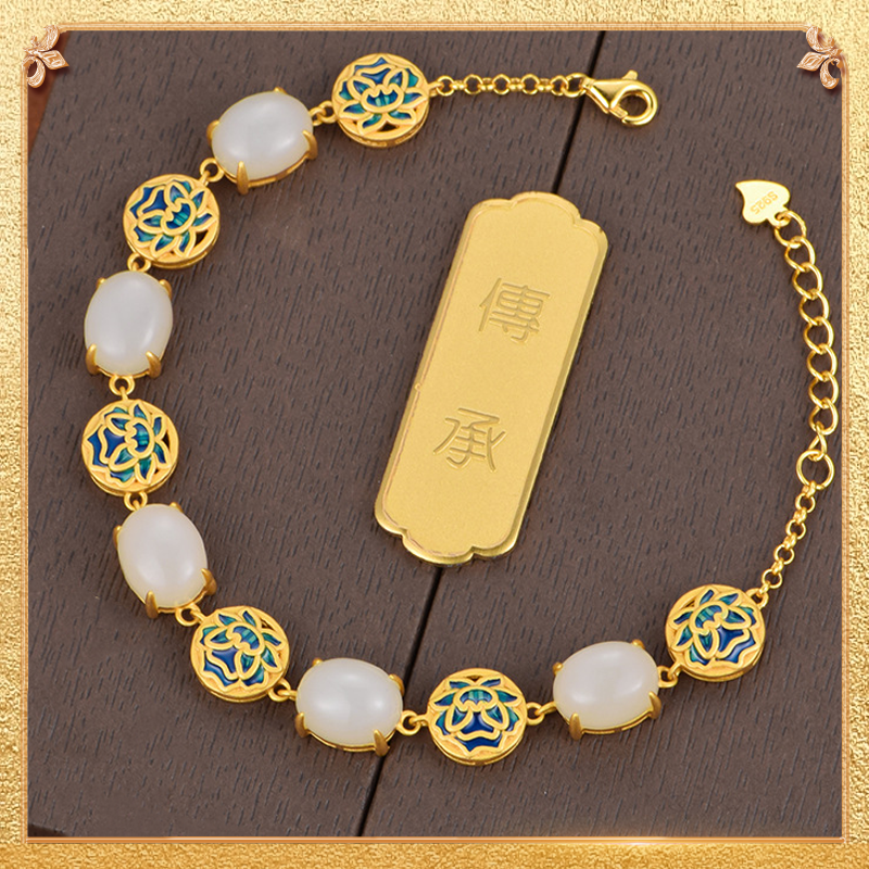 the first display of the lotus-pick bracelet