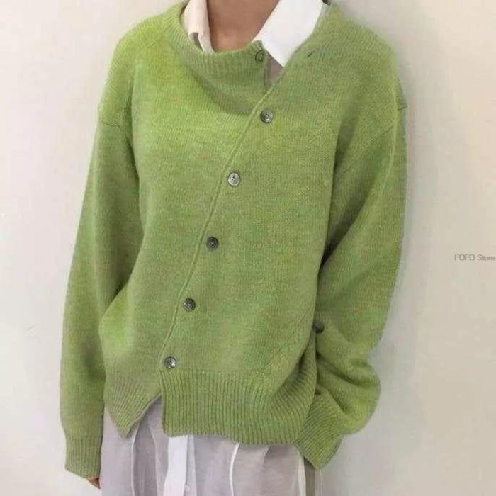 Frau in einem bunten Pullover gekleidet