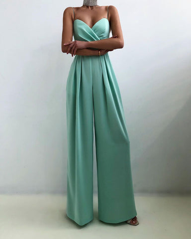 Elegante Frau trägt sexy Riemchen-Overall