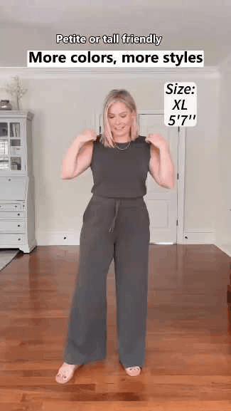 Zwei Frauen tragen Overalls in verschiedenen Farben, mit der Aufschrift „für kleine oder große Größen geeignet“ und „mehr Farben, mehr Stile“, Größe XL, 5'7'