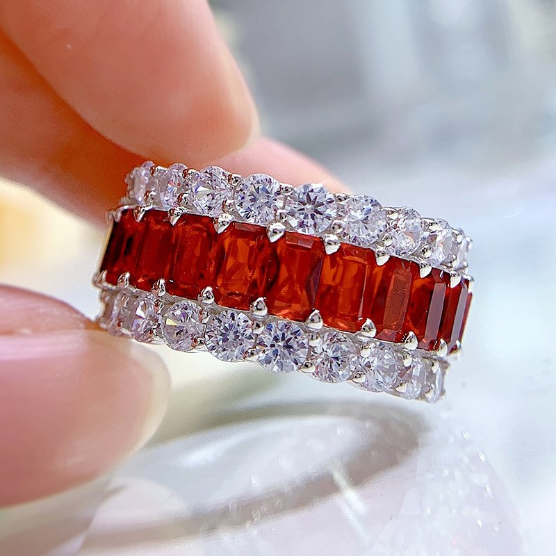 High-end luxury ruby ​​ring: engraved with ardent love