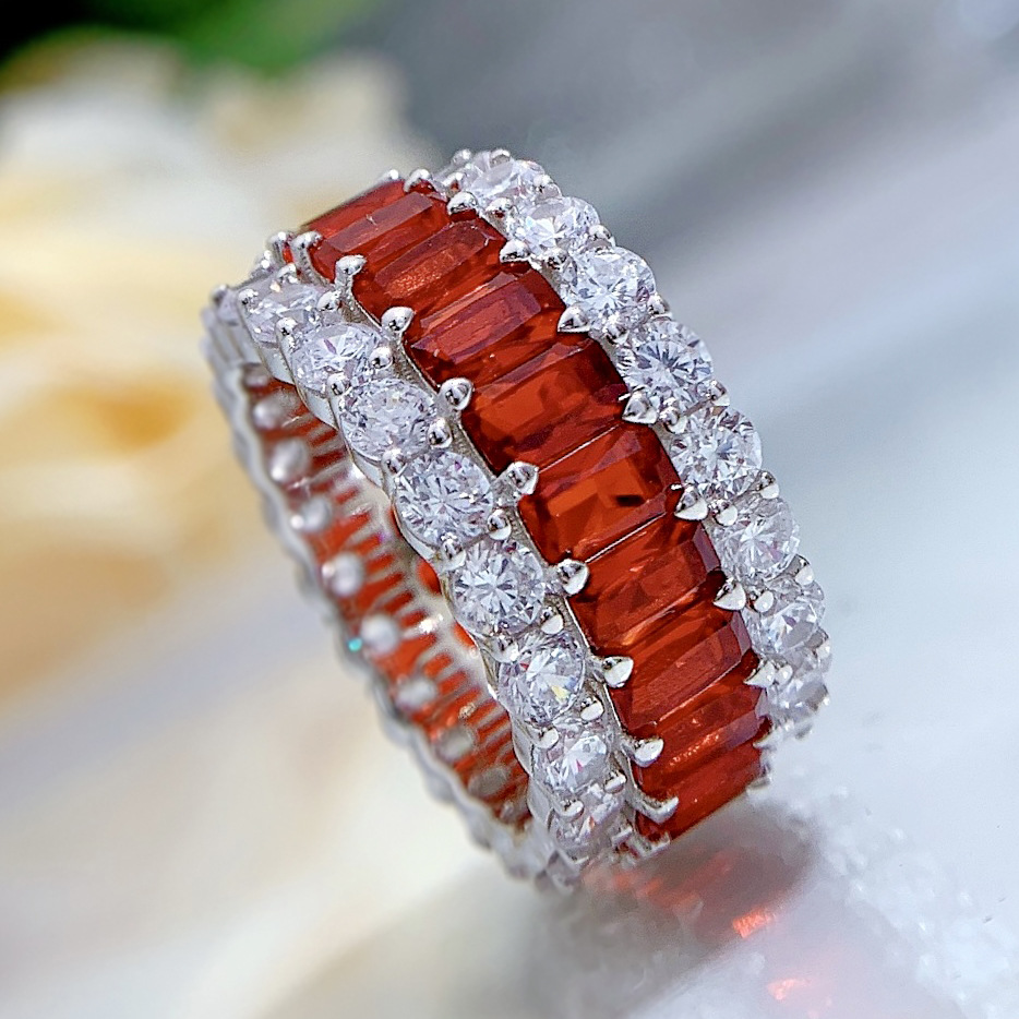 High-end luxury ruby ​​ring: engraved with ardent love