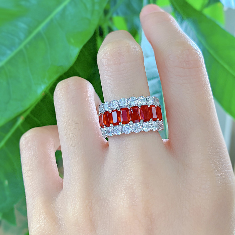 High-end luxury ruby ​​ring: engraved with ardent love