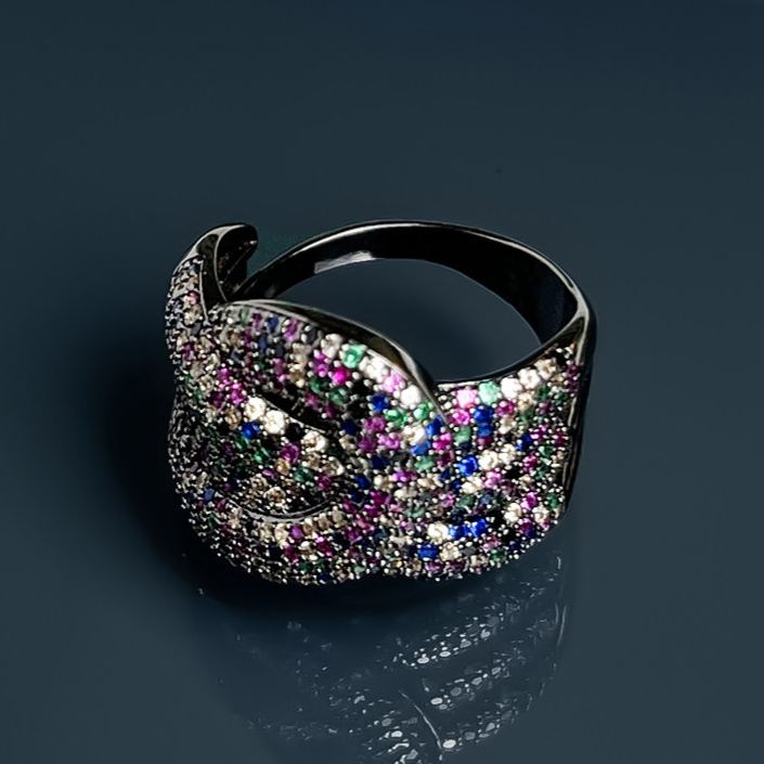 New diamond-encrusted personalized fashion rings