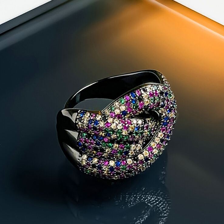 New diamond-encrusted personalized fashion rings