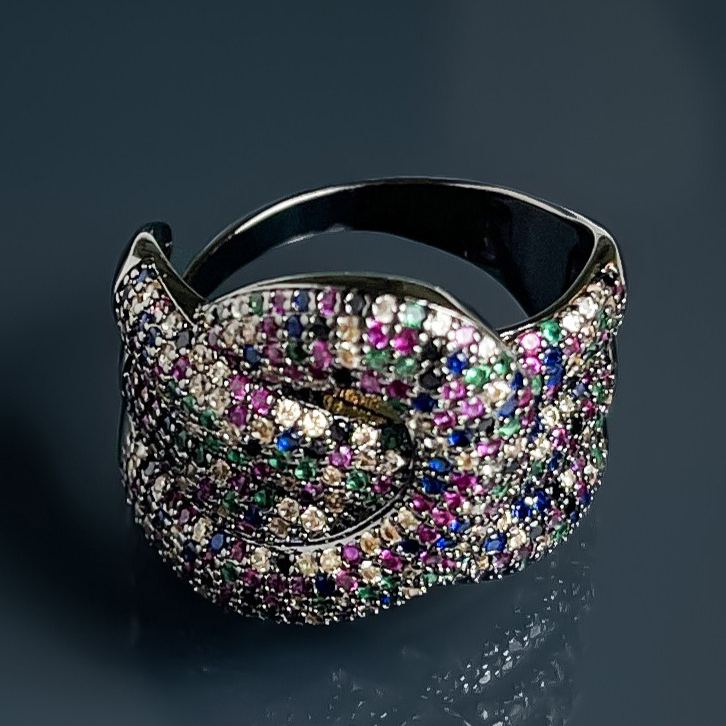 New diamond-encrusted personalized fashion rings