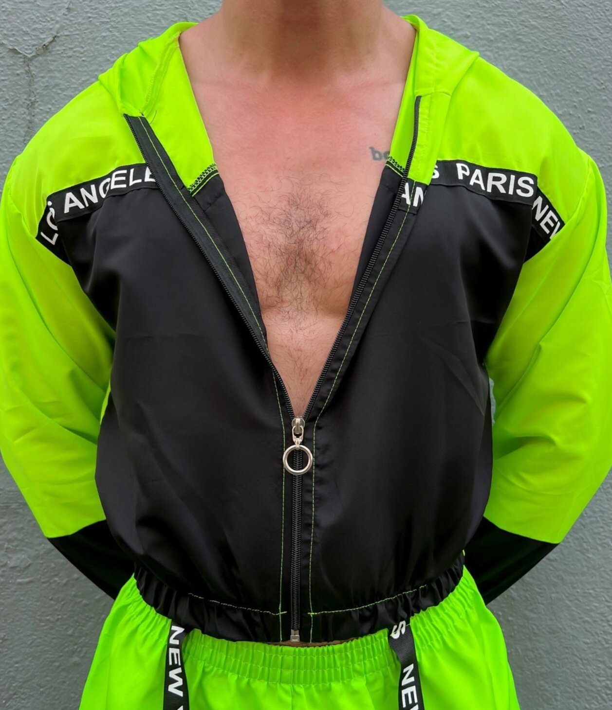 Mysteryglove Street-Style Contrast Tracksuit - Hooded Windbreaker and Vibrant Shorts