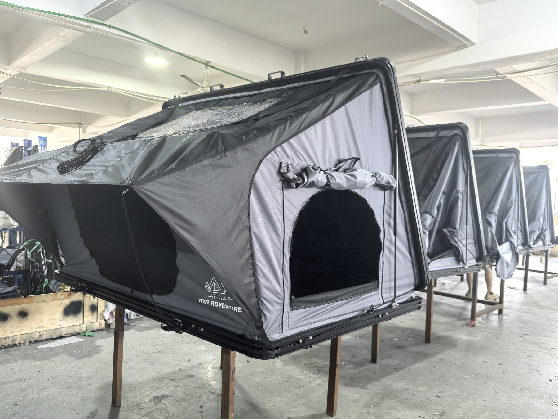 【JVB Pyrenees】La carpa del techo se abre desde el lateral