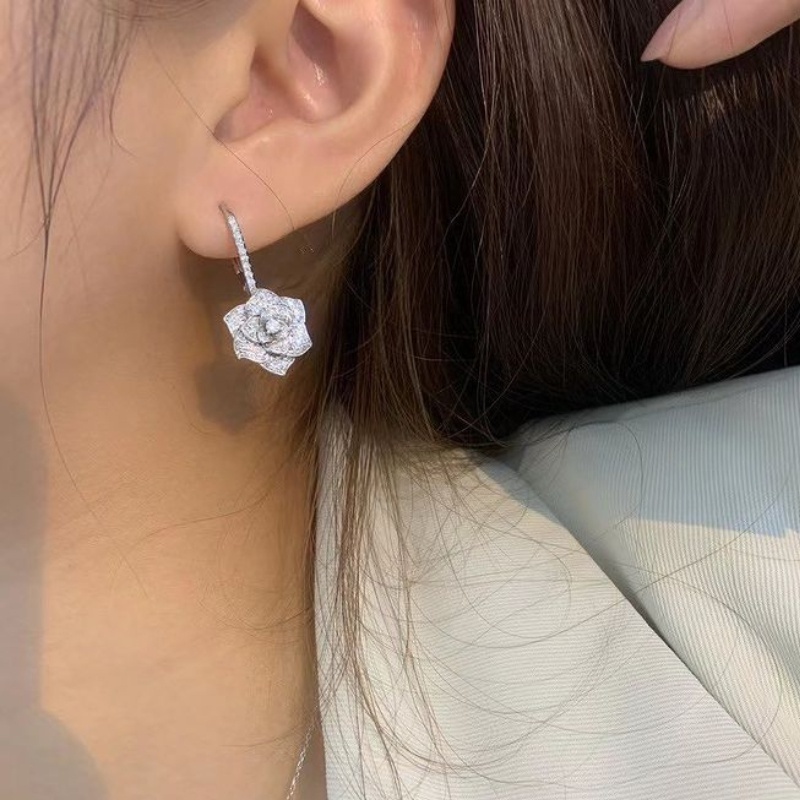 🎁 48% sleva na všechny produkty ! 💎 Lesklé náušnice s háčkem ve tvaru květiny ✨