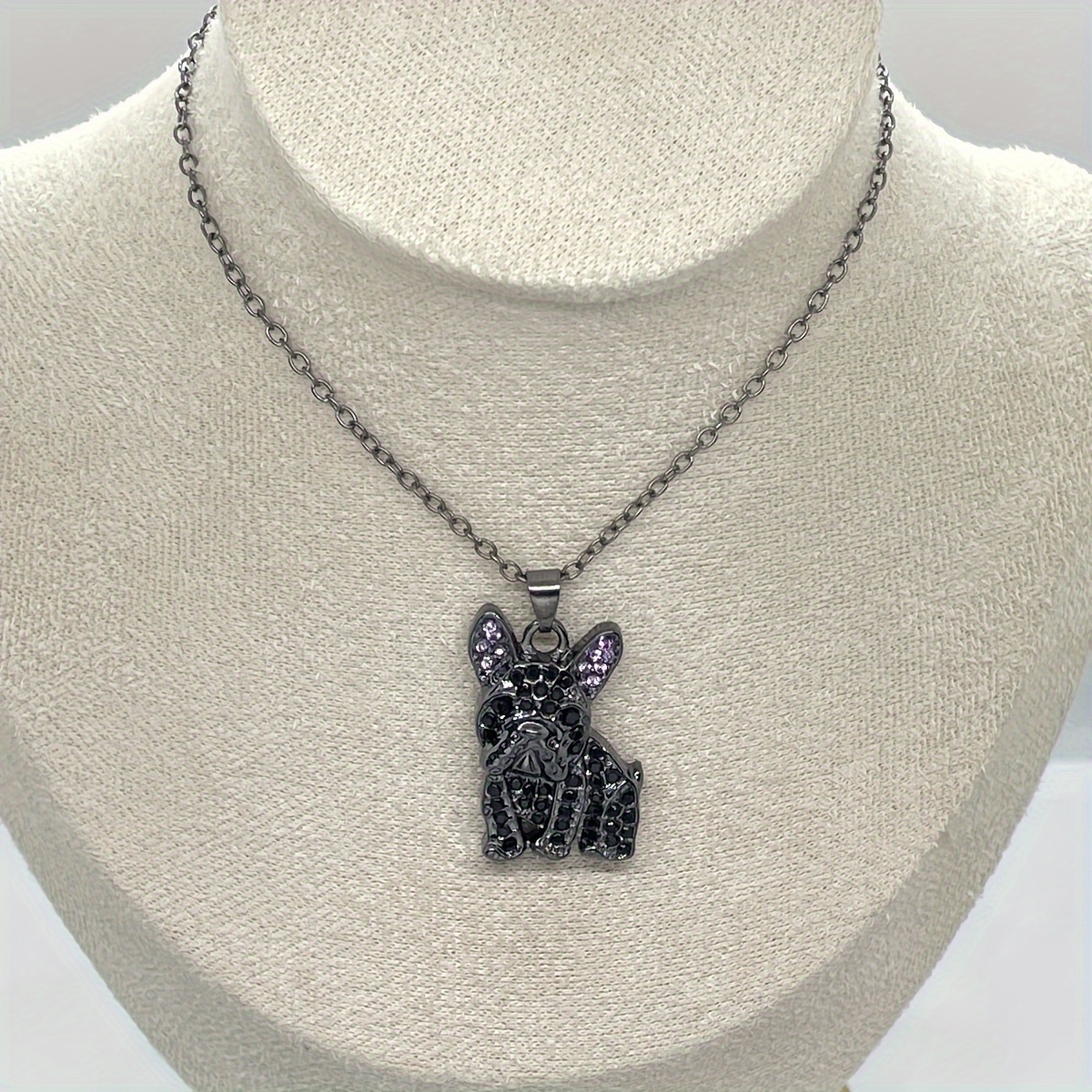 🎁 48% sleva na všechny produkty !🌟 Kreslený nádherný lesklý náhrdelník s přívěskem z černého buldoka zdobený kamínky 🐶