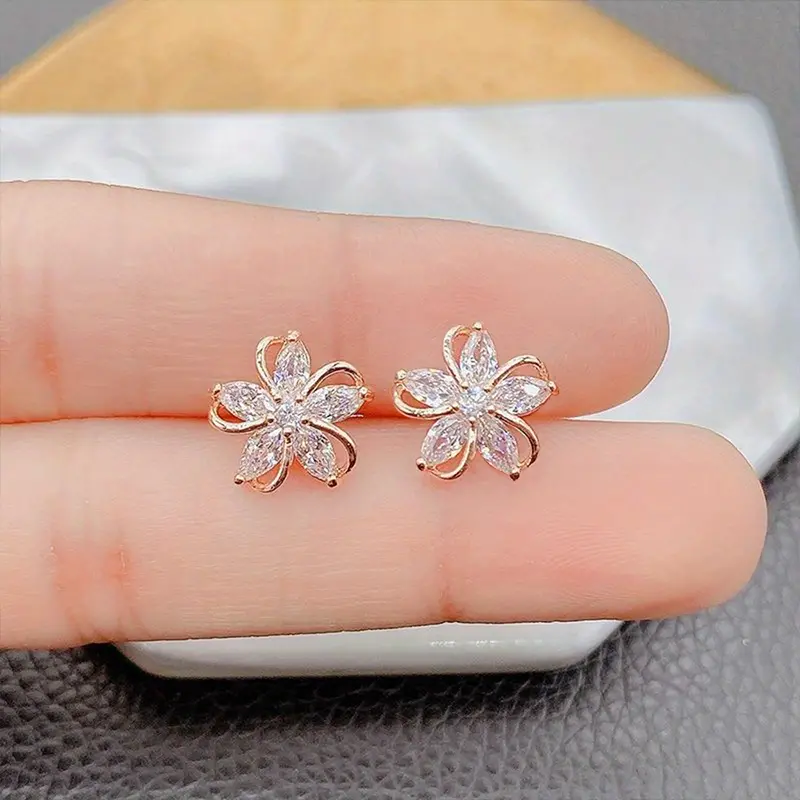 🎁 50% sleva na všechny produkty ! ✨Lesklý jemný květinový design sexy a roztomilé stylové dámské náušnice pozlacené 14K zlatem💖