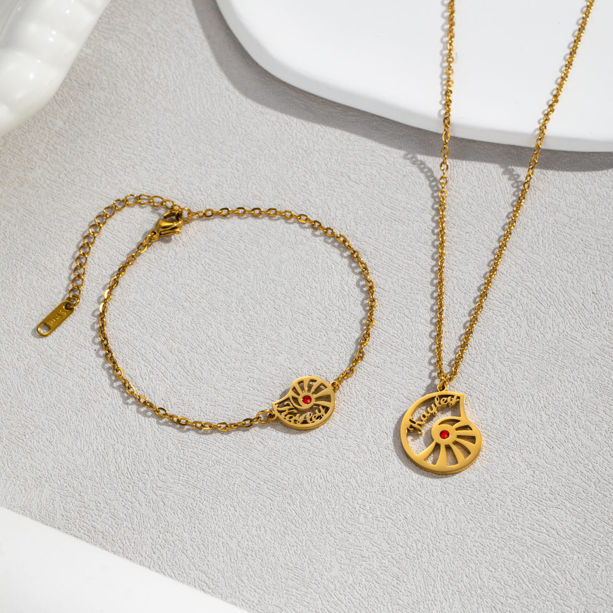 Cobination conch shaped necklace and bracelet set