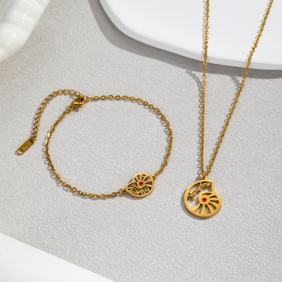 Cobination conch shaped necklace and bracelet set