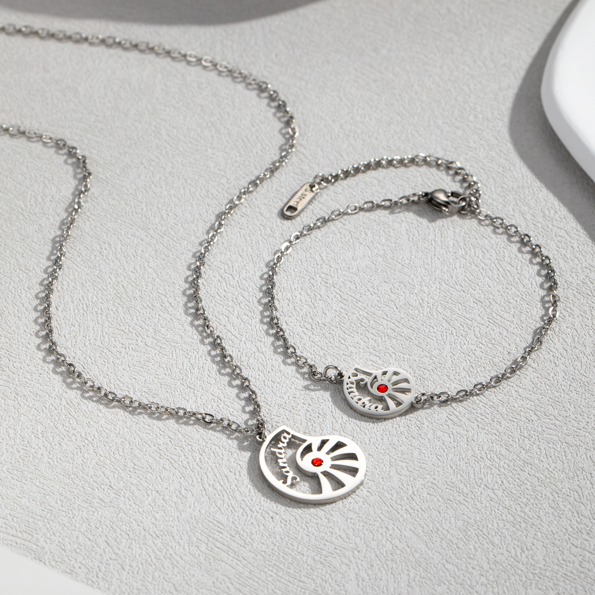 Cobination conch shaped necklace and bracelet set