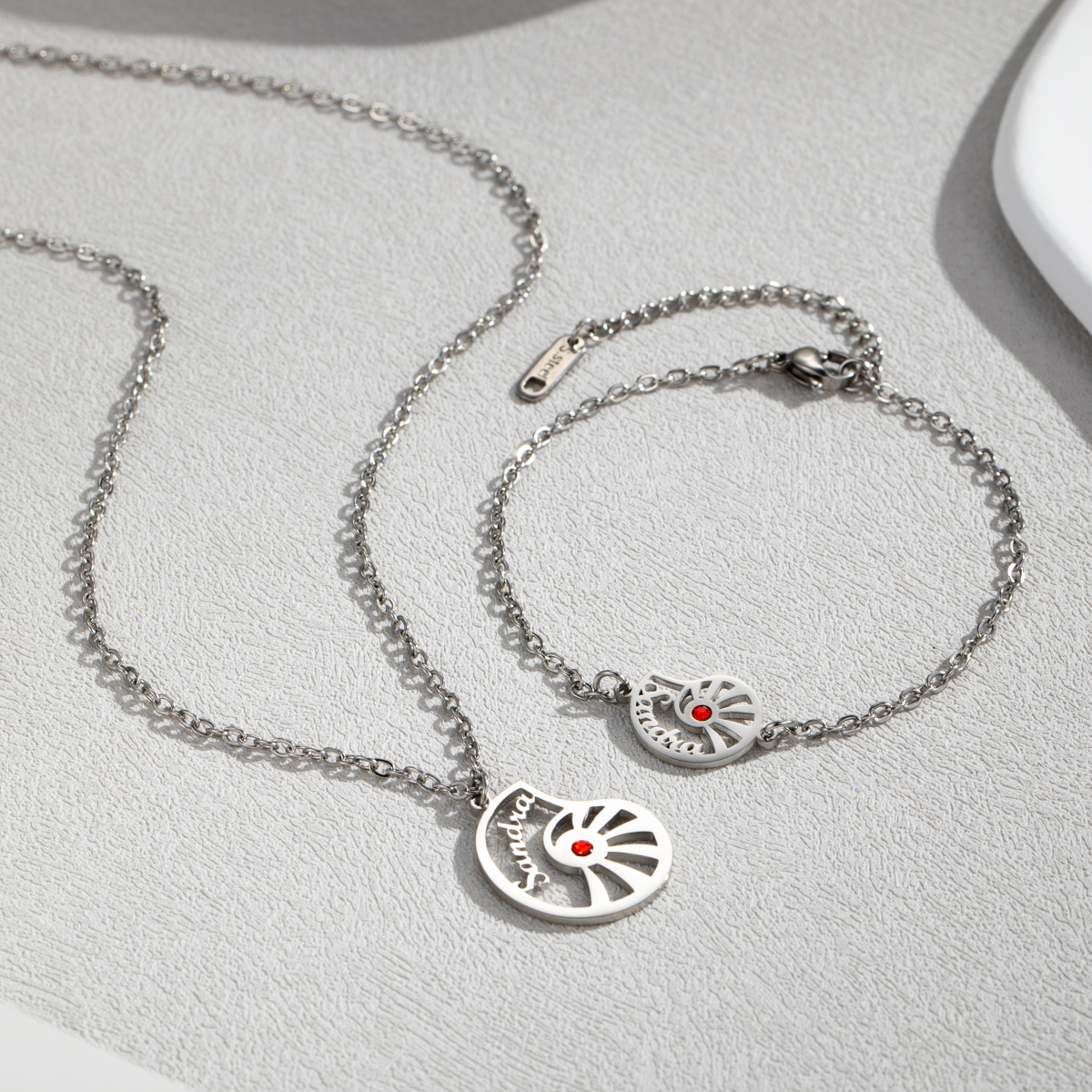 Cobination conch shaped necklace and bracelet set