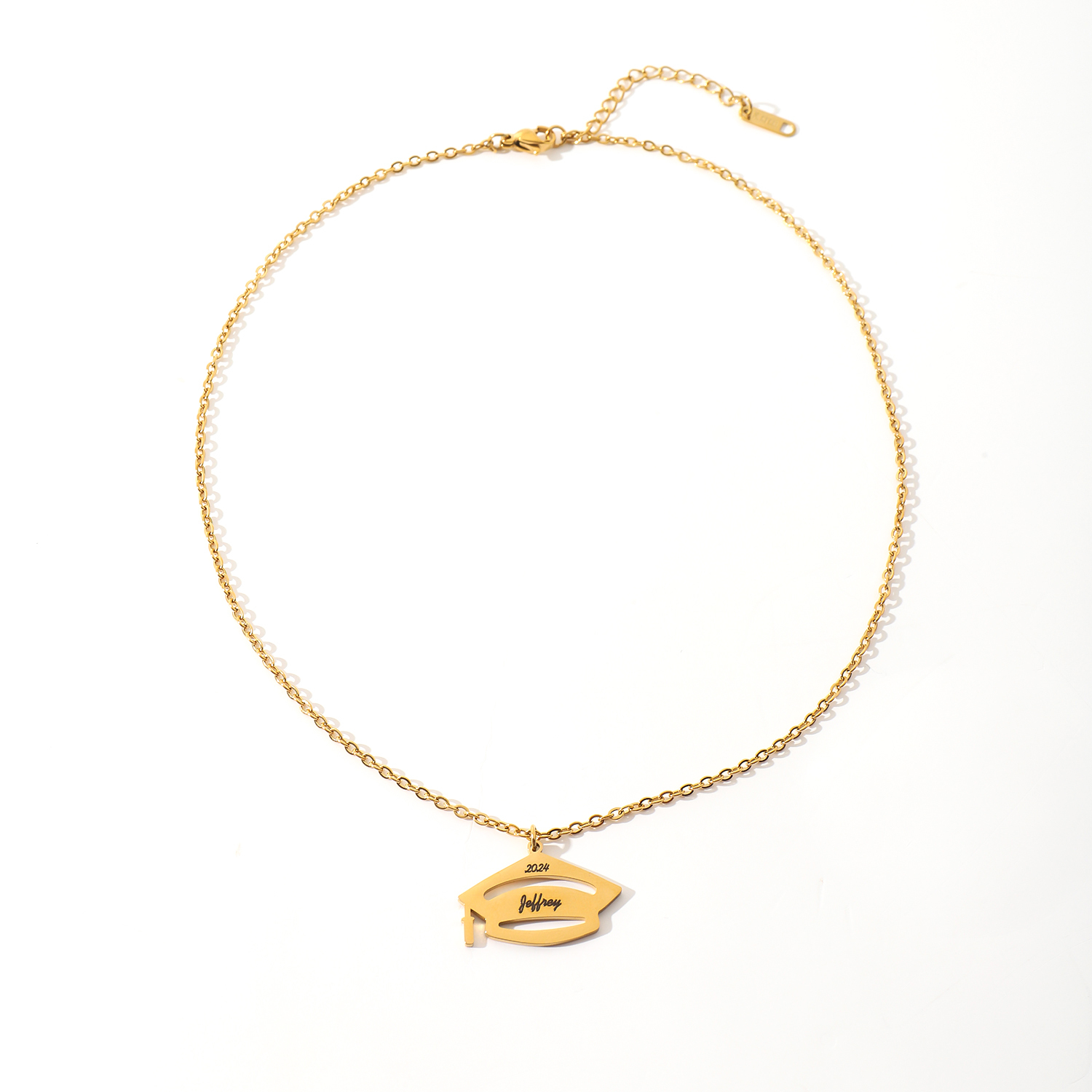 Custom Necklace with the Year and Name in the Shape of a Graduation Cap