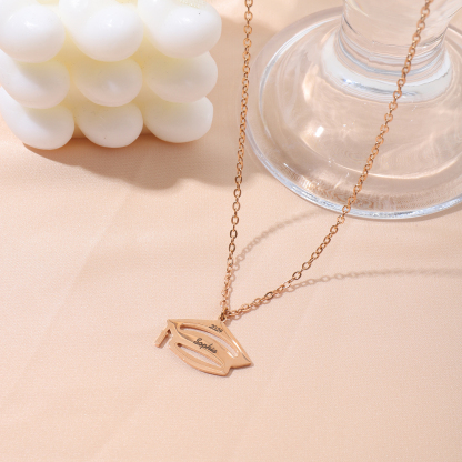 Custom Necklace with the Year and Name in the Shape of a Graduation Cap