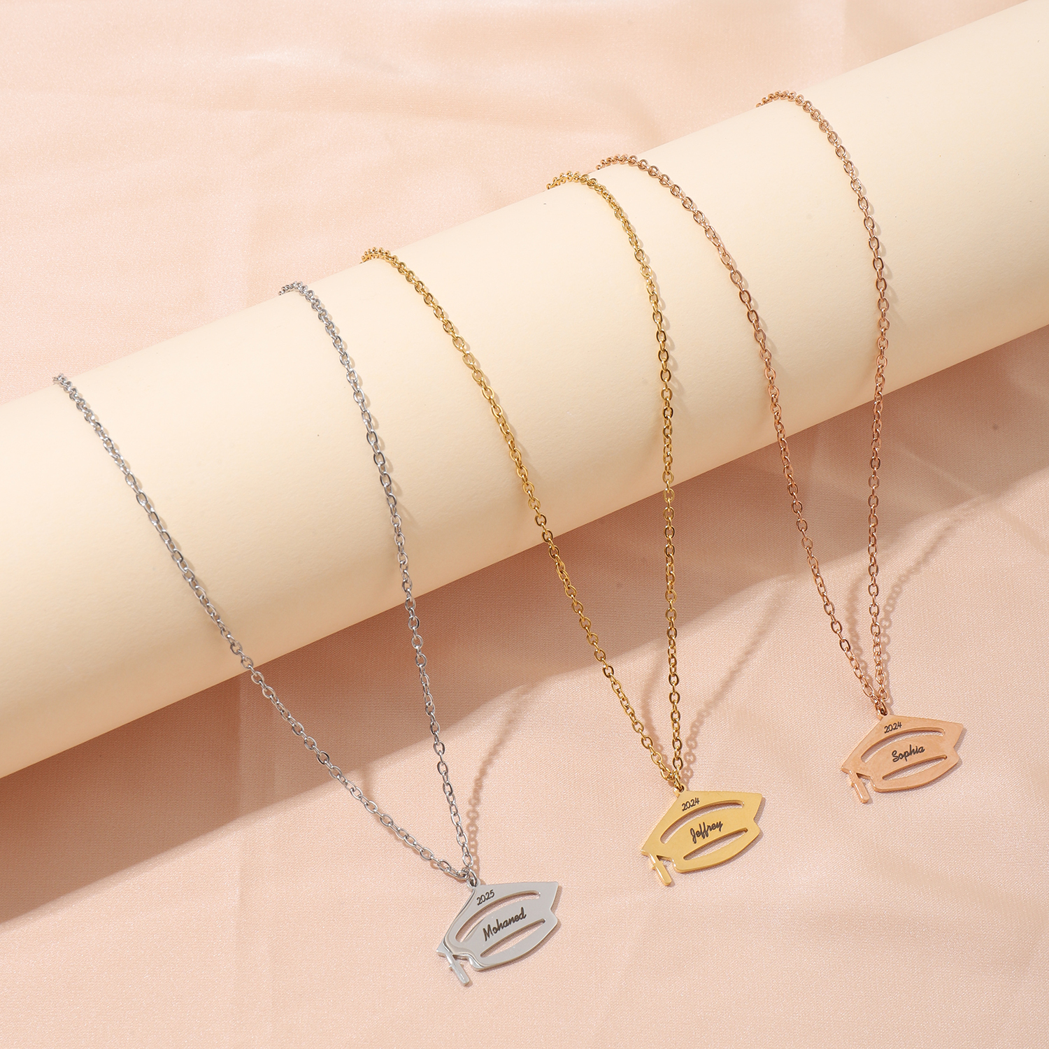 Custom Necklace with the Year and Name in the Shape of a Graduation Cap