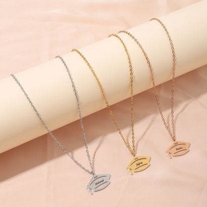 Custom Necklace with the Year and Name in the Shape of a Graduation Cap