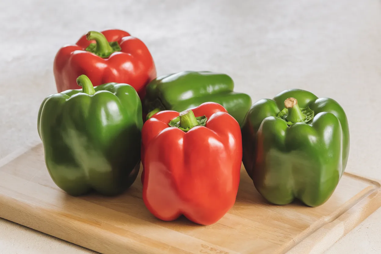 Organic F1 bell pepper seed, ideal for growing in home gardens, ensures fresh and healthy peppers
