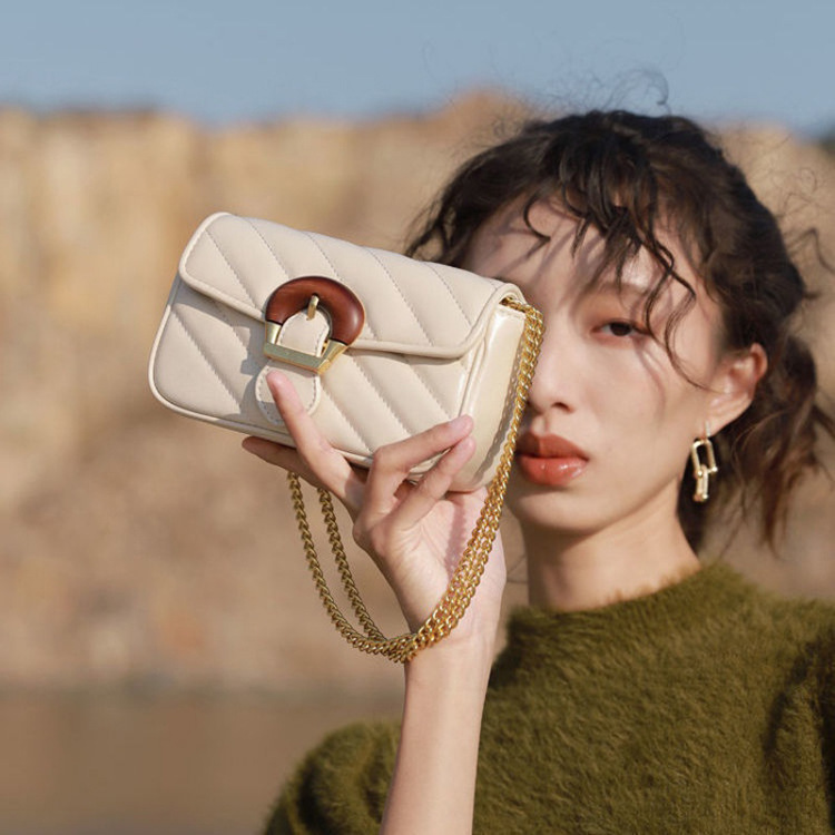 Nová móda 2023 Lehká luxusní letní dámská taška Všestranná malá vonná taška s vyšívaným řetízkovým designem Crossbody mini taška