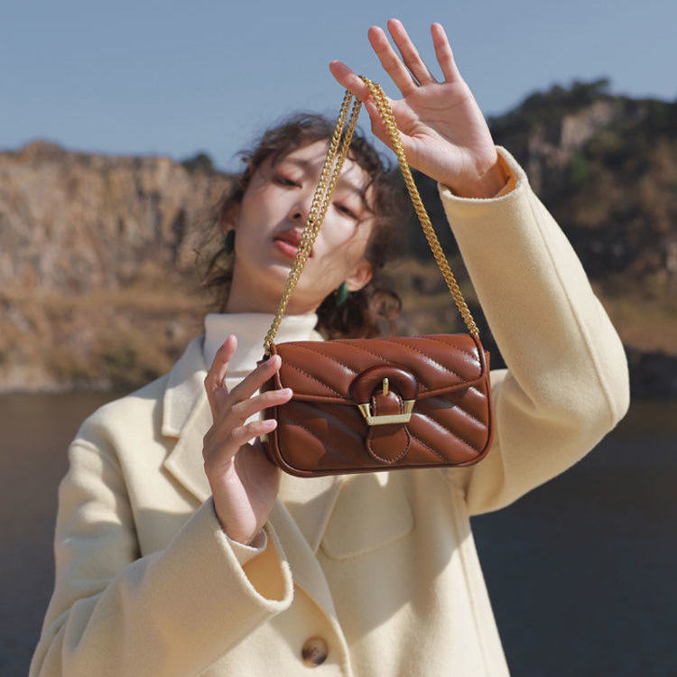 Nová móda 2023 Lehká luxusní letní dámská taška Všestranná malá vonná taška s vyšívaným řetízkovým designem Crossbody mini taška