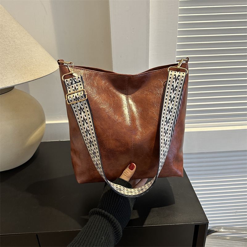 Bolsa feminina de alta qualidade em couro natural de luxo 2024 nova bolsa versátil de couro macio com alça de ombro larga