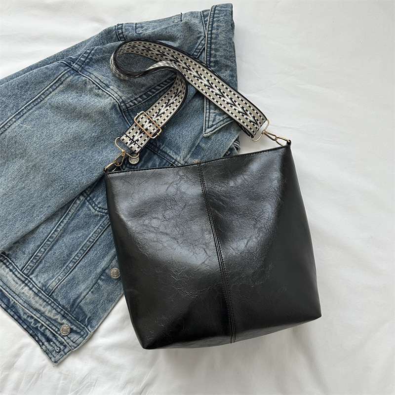 Bolsa feminina de alta qualidade em couro natural de luxo 2024 nova bolsa versátil de couro macio com alça de ombro larga