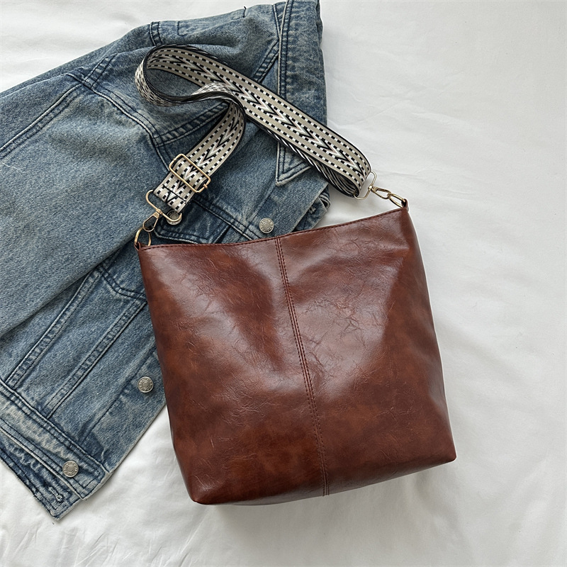 Bolsa feminina de alta qualidade em couro natural de luxo 2024 nova bolsa versátil de couro macio com alça de ombro larga