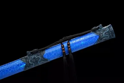 Ručně vyráběné s gravírovaným černým designem