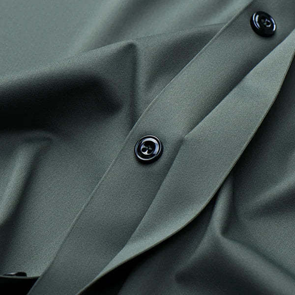 Classic breathable, comfortable and wrinkle-resistant men's shirt