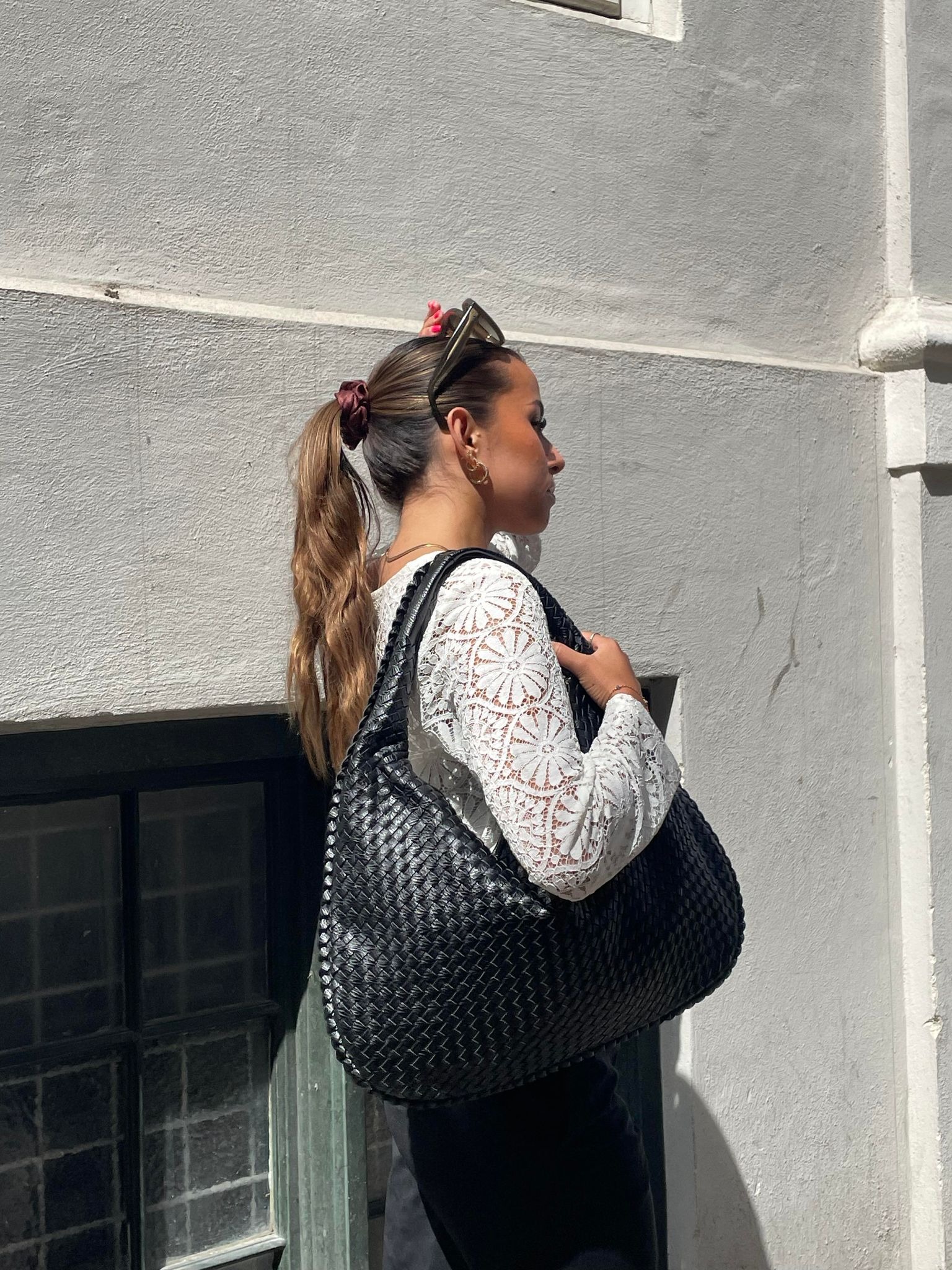 Trendy woven handbag – stylish elegance for every day