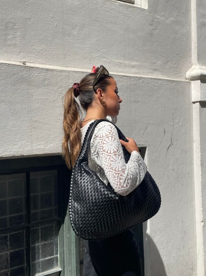 Trendy woven handbag – stylish elegance for every day