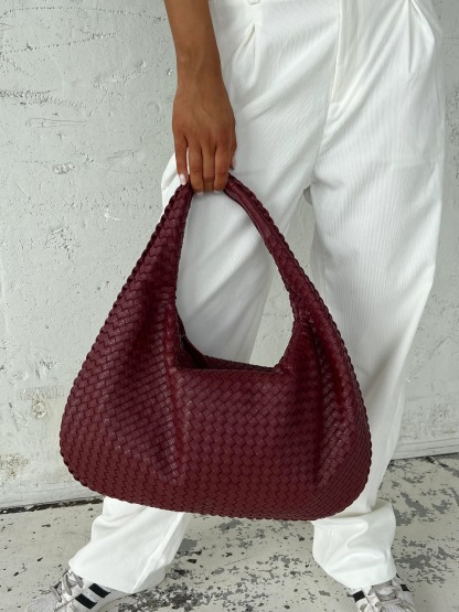 Trendy woven handbag – stylish elegance for every day