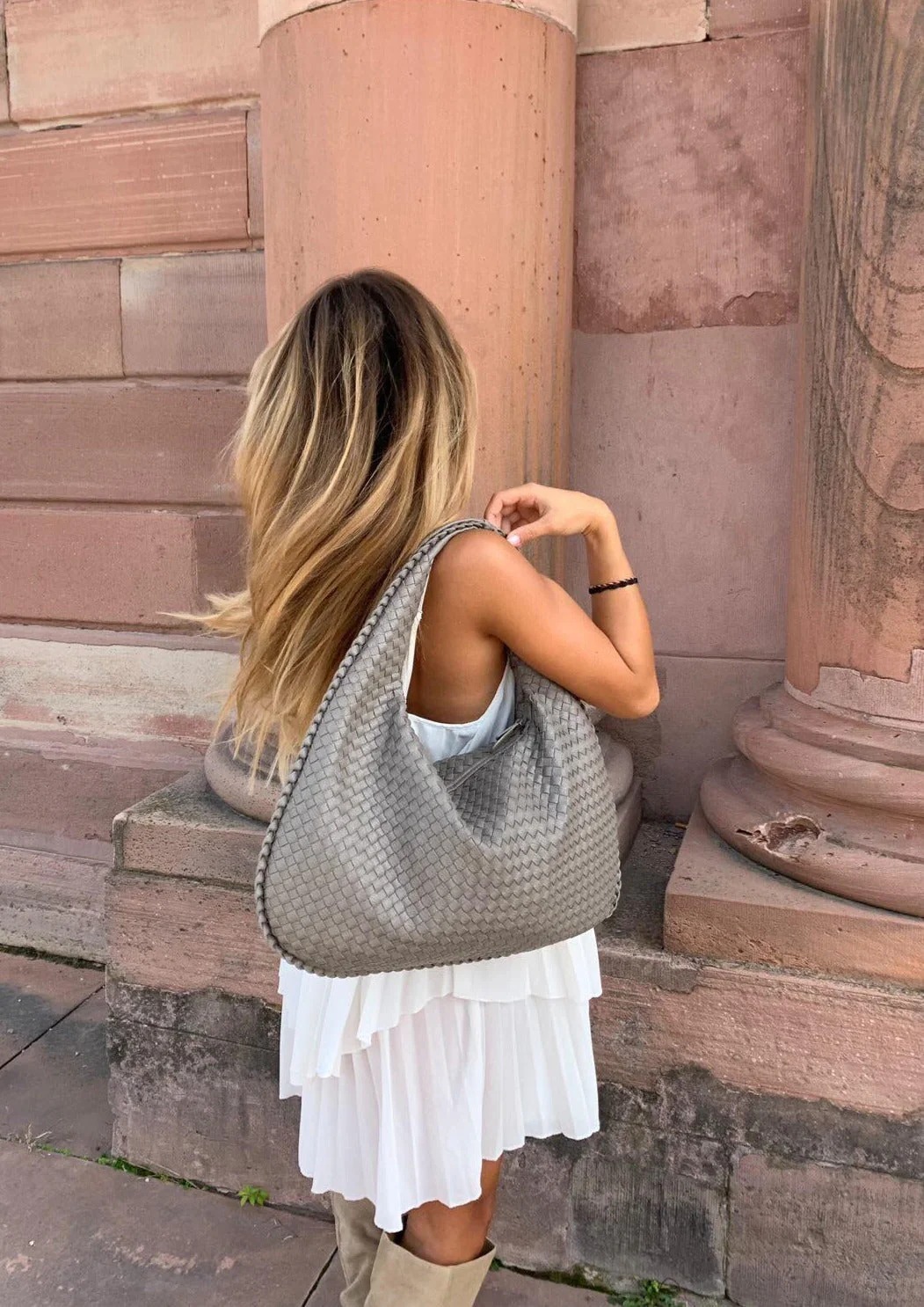Trendy woven handbag – stylish elegance for every day