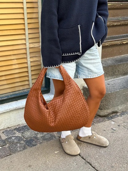 Trendy woven handbag – stylish elegance for every day