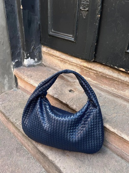 Trendy woven handbag – stylish elegance for every day