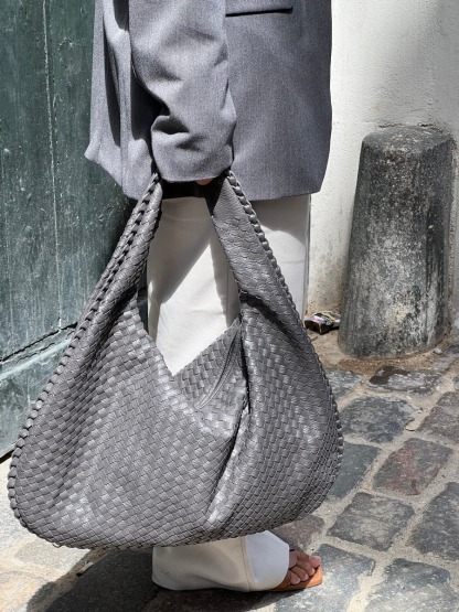Trendy woven handbag – stylish elegance for every day