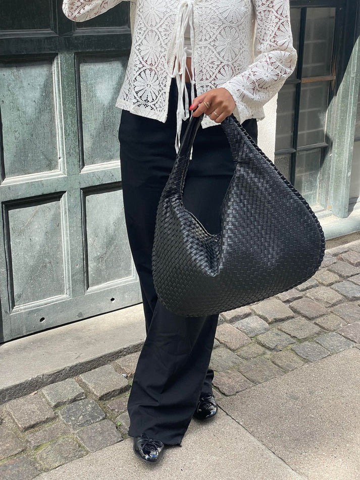 Trendy woven handbag – stylish elegance for every day